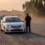כביש בין עירוני במישור החוף הדרומי עם רכב עצור בשוליים ושוטר לידו מהגב, המחשה לעורך דין תעבורה בשפלה ובדרום